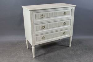 Byrå i gustaviansk stil