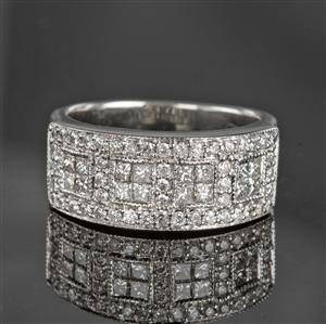 Ring in Weißgold mit Brillanten und Diamanten, ca. 0.85 ct.