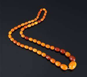Halskæde af ravperler. 