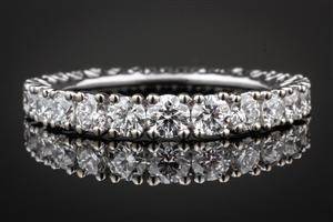 Brillantring af hvidguld 18 kt., alliancering, ca. 1.40 ct.