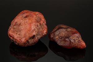 To ravstykker, upolerede. Vægt i alt 137,4 gr. 2