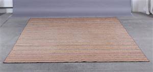 Tæppe. 345 x 239 cm.