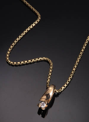 Guldhalssmyke med diamant, ca. 0.07 ct