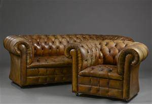 Tre-pers sofa samt stol i Chesterfield-stil 2