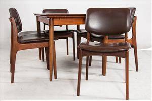 Essgruppe Satz von sechs Stühlen, dazu ausziehbarer Esstisch  Tisch 7