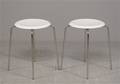 Arne Jaobsen to taburetter - hvidlakerede - Fritz Hansen 2
