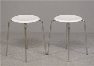 Arne Jaobsen to taburetter - hvidlakerede - Fritz Hansen 2