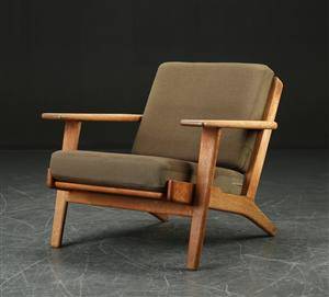 Hans J. Wegner. Lav lænestol med stel af massivt egetræ, model GE-290