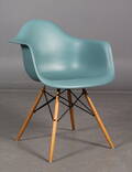 Ray og Charles Eames. Armstol model DAW 