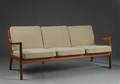 Ole Wanscher sofa med stel af teaktræ monteret med løse hynder.