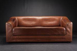 Dansk møbelproducent. 2½-pers. sofa betrukket med bøffellæder