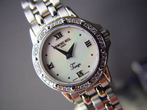 RAYMOND   WEIL - TANGO - Damenarmbanduhr mit Brillanten
