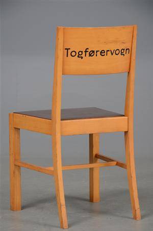 Togførerstol af lakeret bøgetræ, sæde med brunt læder, 1950erne