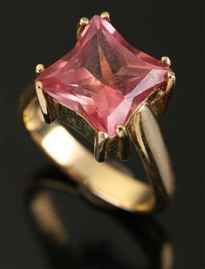 Ring af guld 18 kt med syntetisk safir.