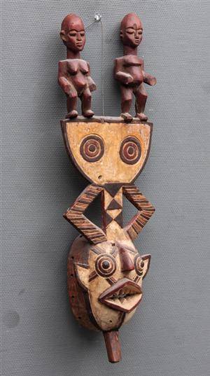 Afrikansk maskefigur, udskåret i træ 