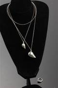 Georg Jensen. To hjertevedhæng med kæde  ring, dessin nr. 425 3