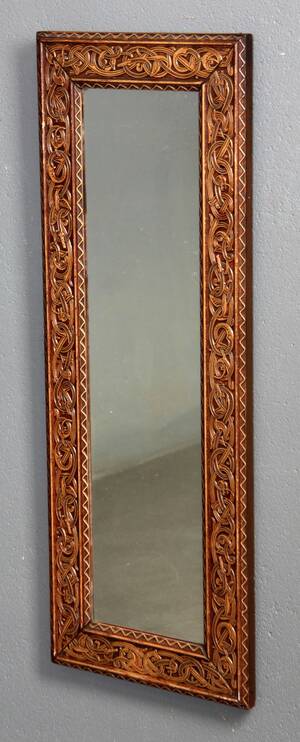 Vægspejl med motiver i dragemønster