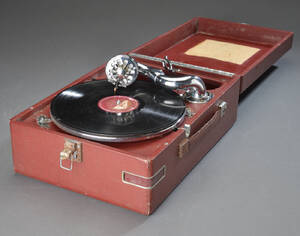 Rejsegrammofon med mærkat fra His Masters Voice