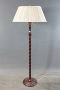 Golvlampa i trä