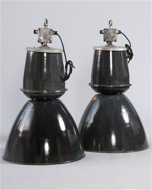 Zwei Industrieleuchten Werkslampen Werksleuchten der 1950er 1960er 2