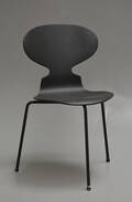 Arne Jacobsen. Myren, stol af sortmalet krydsfinér og stålrør, model 3101