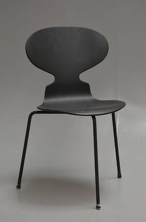 Arne Jacobsen. Myren, stol af sortmalet krydsfinér og stålrør, model 3101
