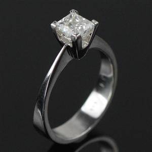 Solitaire ring med princess cut diamant ca. 1.00 ct.