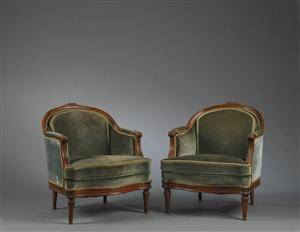 Et par armstole af nøddetræ.  2.