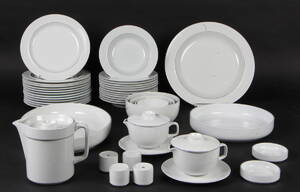 Grethe Meyer for Royal Copenhagen. Blåkant service af fajance. 43