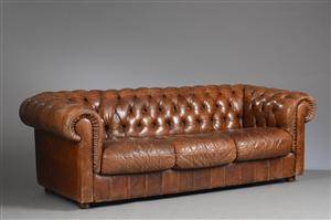 Chesterfield sofa med hynder og betræk af dybhæftet brunt læder. L.210 cm.