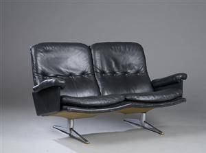 To-pers. med shakerstel betrukket med sort læder