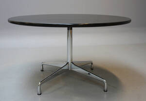 Charles  Ray Eames. Rundt bord med plade i sortlaseret ask Ø. 130 cm 
