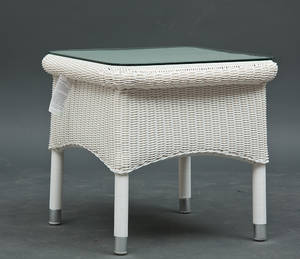 Sidebord i hvidt polyrattan med glasplade