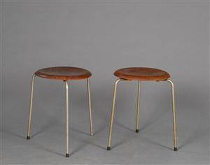 Arne Jacobsen. To taburetter, teak 2