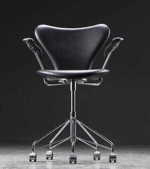 Arne Jacobsen. Kontorstol, model 3217. Brown label, sort classic læder Denne vare er sat til omsalg under nyt varenummer 4582694