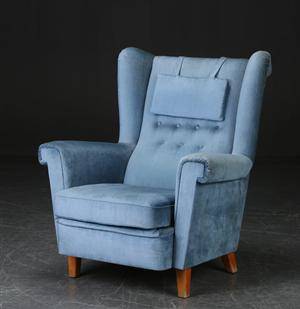 Øreklapstol med blåt dybhæftet velour