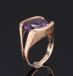 Guldring med syntetisk lilla safir 