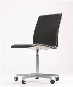 Arne Jacobsen. Oxford stol, sort semi anilin læder