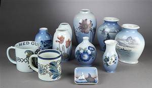 Royal Copenhagen, en samling vaser og et askebæger af porcelæn samt krus af fajance 11