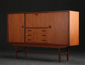 Høj skænk af teaktræ, dansk møbelproducent