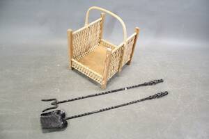 Vedkorg och eldstadsredskap 2 st