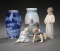 En samling figurer og vaser af porcelæn BingGrøndal bestående af. 5.