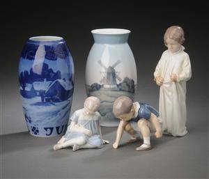 En samling figurer og vaser af porcelæn BingGrøndal bestående af. 5.