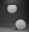 Flash Light, et par pendler af opal glas model Globe 2 Denne vare er sat til omsalg under nyt varenummer 5103823