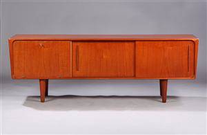 Dansk møbelproducent. Lav skænk af teaktræ.  