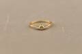 Ring i guld 18 k med vit sten 