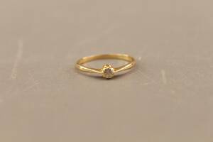 Ring i guld 18 k med vit sten