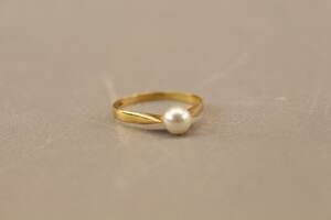 Ring i guld 18 k med odlad pärla