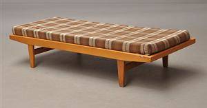 Poul M. Volther. Daybed briks af massivt ege- og bøgetræ