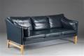Takashi Okamura og Erik Marquardsen. Tre-personers sofa, model Oberst.